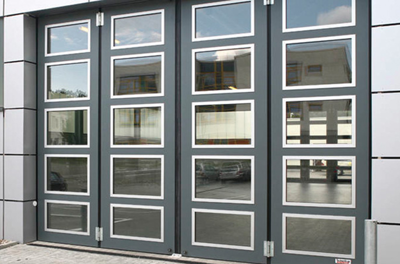 Tor mit Glaselementen