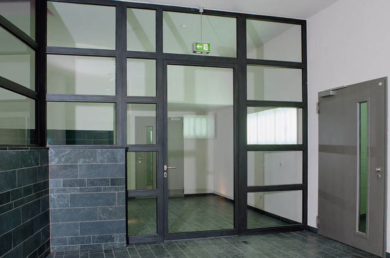 Wand im Haus mit Metall und Glaselementen