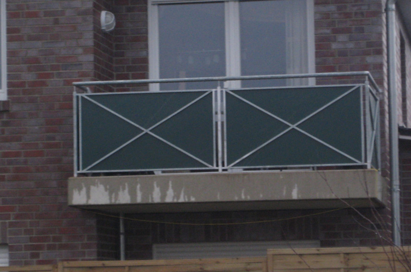 Metallzaun mti grünen Elementen