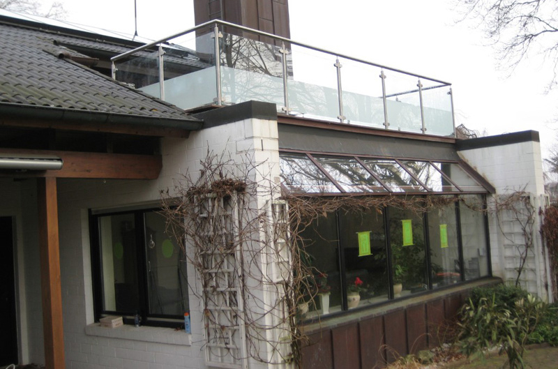 Balkon mit Glaselementen