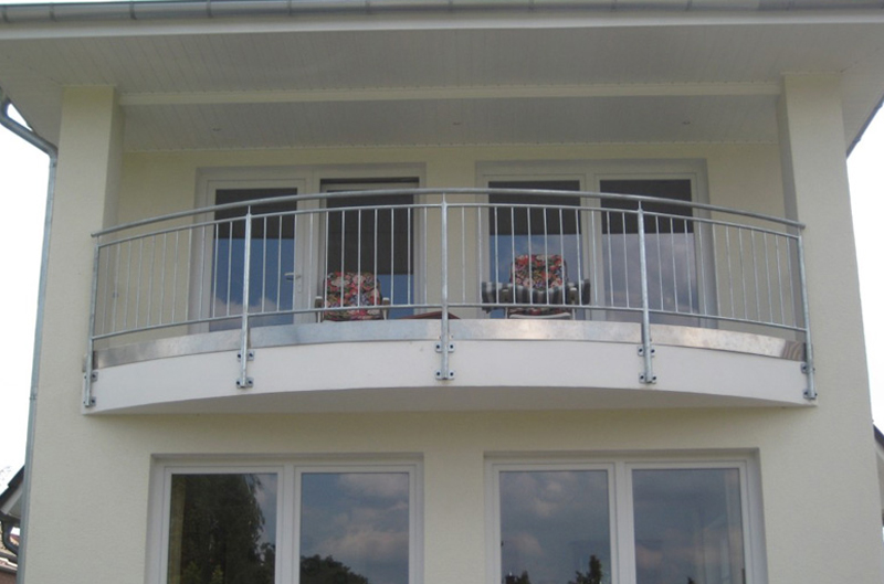 Balkon mit Metallzaun